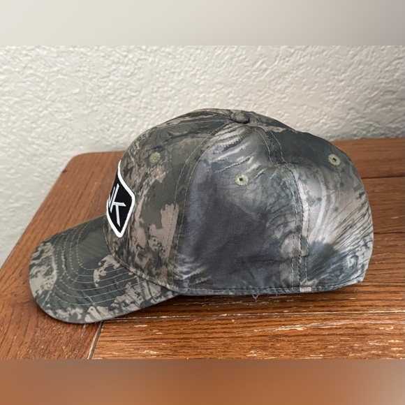 HUK Women’s SnapBack Trucker Hat Volcanic Ash One Size Hunting Fishing Outdoors - Picture 3 of 9